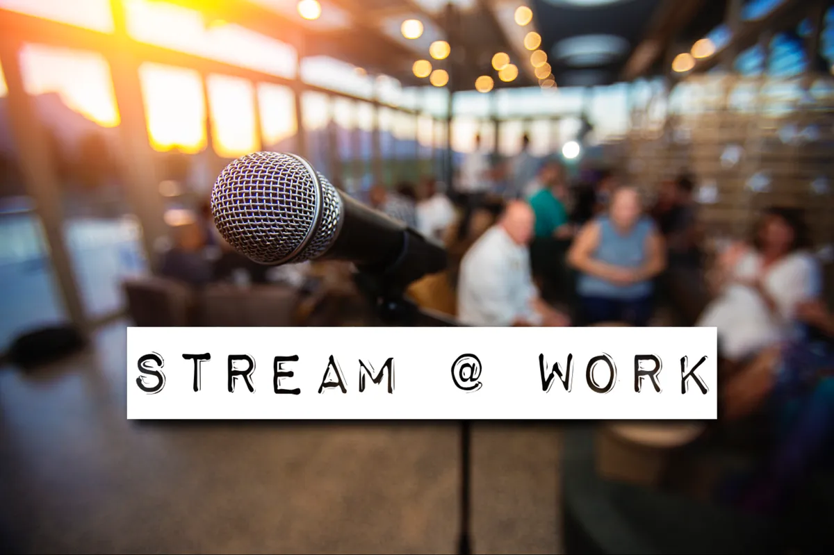 Modernes Stream-Work-Gemälde in der Galerie mit lebendigen Farben.